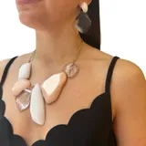 Aros colgantes con ajuste de perforación, hechos en resina italiana con acabado brillante y translúcido combinado. El aro superior es ovalado negro y el inferior es un romboide translúcido gris. Largo: 6 cm.