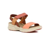 Sandalias de cuero con plataforma baja, tiras anchas en tonos coral, tostado y marrón, con cierre de velcro en el tobillo.