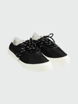 Zapatillas urbanas Moncler modelo Vera Leisure, color negro con suela de goma blanca. Presentan un diseño de corte bajo con cordones bicolores y detalle de logo en la lengüeta.