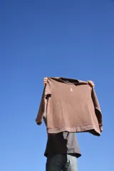 Buzo marrón con cuello redondo y puños y cintura acanalados.