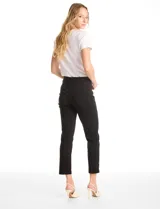 Pantalón tipo pull-on de gabardina elastizada, color negro, con pretina ancha y detalle de botones en el ruedo.