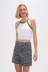 Top cropped de poliamida con diseño color block, corte al cuerpo y cuello redondo a la base con ribete en contraste.