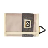 Billetera beige de tela con cierre de velcro, detalle de cinta gris con logo de Rip Curl y gancho triangular negro.