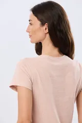 Remera básica de algodón color negro, con cuello redondo y mangas cortas de corte clásico.