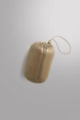 Campera puffer color beige con cuello alto, cierre frontal con cremallera y bolsillos laterales con cierre. Diseño acolchado horizontal.