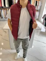 Chaleco puffer de nylon color bordó, con cuello alto, cierre frontal y bolsillos. Cuenta con un parche redondo con la inscripción "TURK" en el pecho.