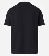 Remera de corte relaxed, confeccionada en algodón de tejido grueso con cuello redondo y mangas cortas.