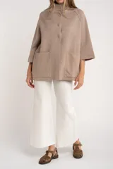 Cárdigan marrón de tejido de punto con cuello alto, manga 3/4 y cierre frontal con botones.