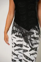 Blusa negra sin mangas de lino bordado con terminación en flecos.