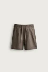 Bermuda de corte relaxed fit confeccionada en lino, con cintura elástica ajustable con cordón y bolsillos frontales.