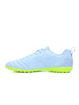 Championes de fútbol 5 Umbro modelo Vision TF para hombre, en color celeste con suela y detalles en verde lima. Presenta el logo de la marca en el lateral con diseño de rayas y cordones tono sobre tono.