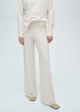 Pantalón de punto fino con diseño wide leg, tiro alto y cintura elástica.