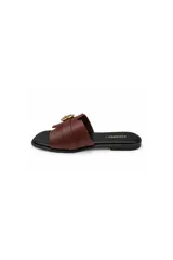Sandalias planas Paddock Loena, con tira ancha en color bordó decorada con una hebilla metálica dorada.
