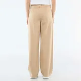 Pantalón de twill color beige con diseño de cintura asimétrica cruzada y corte recto de pierna ancha.