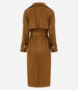 Trench coat largo de gamuza sintética color marrón oscuro, con cuello solapa, cierre frontal cruzado con botones y cinturón ajustable en la cintura. Presenta mangas largas con reguladores en los puños y forro interior.