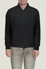 Campera bomber negra con cierre frontal y cuello, puños y cintura acanalados.