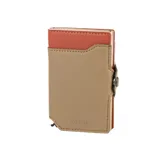Billetera minimalista de cuero color beige con detalle superior en color ladrillo. Cuenta con un compartimento para tarjetas con mecanismo de expulsión y protección RFID.