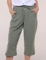 Pantalón capri de algodón a rayas verticales en tonos azul, celeste y blanco, con cintura elastizada, cordón de ajuste frontal y bolsillos aplicados.