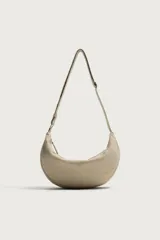 Bolso de hombro de nailon color beige, con diseño curvado, cierre de cremallera y asa ajustable.