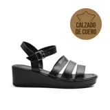 Sandalias de cuero negro con plataforma y taco corrido. Tiras anchas sobre el empeine y tira con hebilla al tobillo.