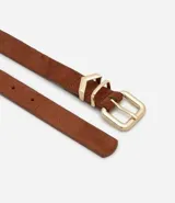Set de tres cinturones de ancho medio con hebillas metálicas doradas. Incluye dos modelos con acabado de gamuza sintética en tonos marrón claro y oscuro, y un modelo de cuero sintético liso en color marrón muy oscuro.