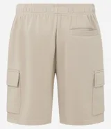 Bermuda masculina color marrón oscuro, confeccionada en tela French Terry, con cintura elástica y cordón de ajuste. Presenta bolsillos cargo funcionales a los lados.