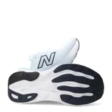 Championes de running New Balance modelo 880, color celeste con detalles en azul marino. Presentan tecnología Fresh Foam X en la entresuela para mayor amortiguación y logo lateral característico de la marca.