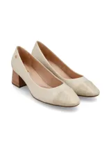 Zapato de tacón medio en cuero graneado color crema, con puntera contrastante texturizada, taco cuadrado símil madera y detalle de aplique metálico con logo en el talón.