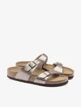 Sandalias Birkenstock modelo Sydney, color plateado, con dos correas ajustables con hebilla y plantilla anatómica de corcho y látex.