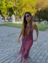 Vestido midi de crochet con hilos de lurex y flecos largos colgantes, de tirantes y diseño recto.