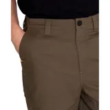 Short de gabardina color verde oliva, con cierre de cremallera y botón, bolsillos laterales y traseros, y etiqueta de marca en el bolsillo posterior.
