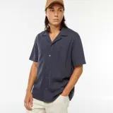 Camisa azul de manga corta con cuello cubano y cierre frontal con botones. Tejido de punto calado con diseño de espiga.