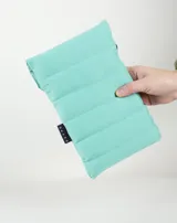 Funda protectora para tablet de diseño acolchado en color verde menta, con costuras horizontales y etiqueta lateral de la marca.