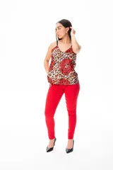Musculosa de viscosa con estampado animal print en tonos rojo, naranja, blanco y negro. Tiene breteles finos regulables y escote en V.