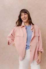 Camisa oversize de denim liviano color amarillo, con cuello camisero, mangas largas con puños, bolsillos delanteros con tapa y ruedo desflecado.