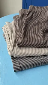 Calza de morley color beige con textura acanalada, de tiro alto y ajuste ceñido al cuerpo.