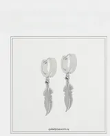 Aros tipo argolla pequeña con dije colgante en forma de pluma con detalle de grabado lineal.
