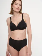 Soutien color piel, sin aro ni relleno, con breteles regulables y espalda con gancho.