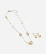 Conjunto de accesorios compuesto por un collar largo y un par de aros colgantes. El diseño presenta esferas de acabado dorado y perlas blancas intercaladas a lo largo de una cadena fina metálica.