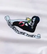 Remera de algodón color blanco con cuello redondo y manga corta. Presenta un estampado gráfico en la espalda con los personajes de la serie Hora de Aventura y el logo de la serie.