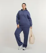 Buzo deportivo con capucha y cordón ajustable, manga larga y bolsillo tipo canguro. Confeccionado en tejido de algodón con felpa interior.