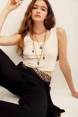 Musculosa de canalé color blanco, con escote redondo y diseño ajustado.
