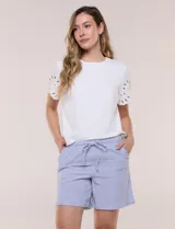Short de algodón con diseño a rayas celestes y blancas, silueta holgada, cintura elástica con cordón ajustable y bolsillos laterales.