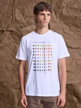 Remera blanca de manga corta con estampa frontal gráfica que simula una tabla de colores tipo risografía.