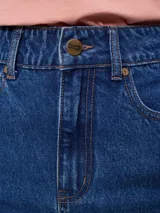 Falda midi de jean azul claro con corte en el centro del frente.