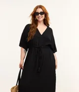 Vestido midi negro de jacquard con textura, escote en V, mangas cortas holgadas y cordón ajustable con lazo en la cintura.