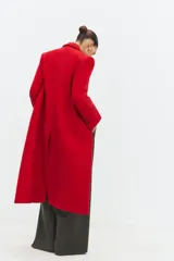 Abrigo entallado de Zara Woman Collection confeccionado en mezcla de lana, con cuello de solapa, manga larga con hombreras, falsos bolsillos de solapa y cierre frontal con botones.