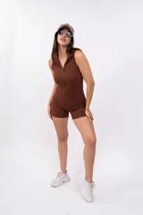 Mono corto negro de punto canalé, con cuello polo, cierre frontal con cremallera y sin mangas.