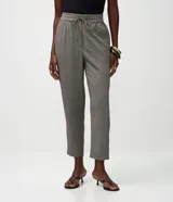 Pantalón femenino de crepé con estampado geométrico en tonos grises y marrones, bajo afunilado, cintura elástica con lazo y bolsillos laterales.