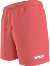 Bañador corto color salmón de poliéster reciclado, con cintura elástica ajustable con cordón, bolsillos laterales y trasero, forro de malla e insignia de goma con el logo de Calvin Klein en el bajo.